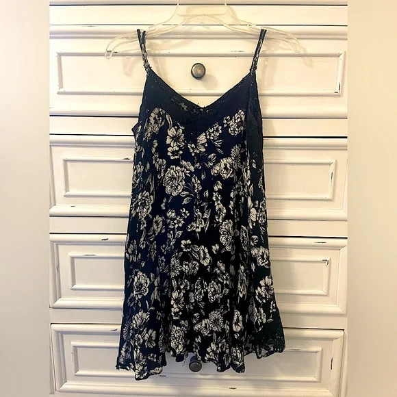 Black and White Dress. - Picture 4 of 5